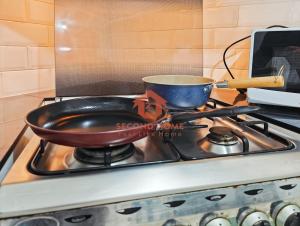Kuhinja ili čajna kuhinja u objektu Large 3BR Rasuna Apt with Pool, Gym, WiFi by 2ndHome