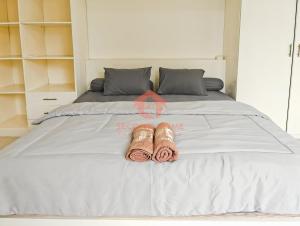 Krevet ili kreveti u jedinici u objektu Large 3BR Rasuna Apt with Pool, Gym, WiFi by 2ndHome