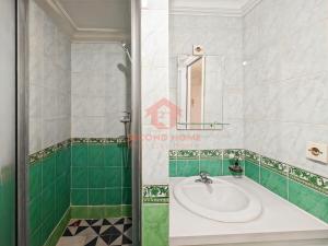 Kupaonica u objektu Large 3BR Rasuna Apt with Pool, Gym, WiFi by 2ndHome
