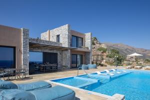 Bazén v ubytování Seafront elegant villas, with infinity pools & devine views! nebo v jeho okolí