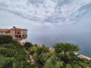 een huis op een heuvel naast een waterlichaam bij Casa La Rijana 8 in Almuñécar