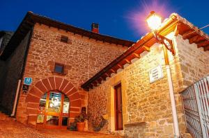 un lampione di fronte a un edificio di mattoni di Hotel Rural Nobles de Navarra ad Áibar