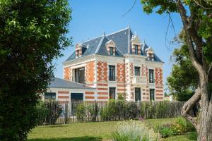 an orange and white house with a fence at Loft vue mer - Angoulins - Villa Oasis in Angoulins-sur-Mer
