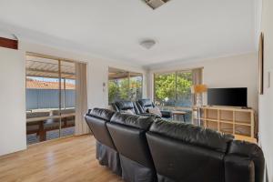 Μια τηλεόραση ή/και κέντρο ψυχαγωγίας στο SPACIOUS JANDAKOT HOUSE FOR FAMILY AND BUSINESs