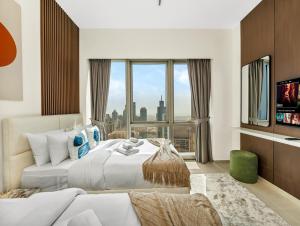 una camera da letto con un letto e una grande finestra di Spacious, Modern Chic 2 BDR Apartment in Prime Downtown Location a Dubai Altre 72 foto