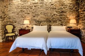 Cama o camas de una habitación en Hotel Rural Nobles de Navarra