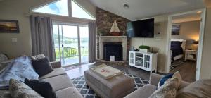 Μια τηλεόραση ή/και κέντρο ψυχαγωγίας στο Bourbon Sunsets- 3-bedroom Dog-friendly home with Hot Tub and Gorgeous Views!