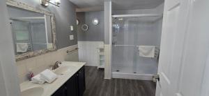 Ένα μπάνιο στο Bourbon Sunsets- 3-bedroom Dog-friendly home with Hot Tub and Gorgeous Views! +21 φωτογραφίες