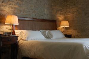 Cama o camas de una habitación en Hotel Rural Nobles de Navarra