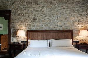 Cama o camas de una habitación en Hotel Rural Nobles de Navarra