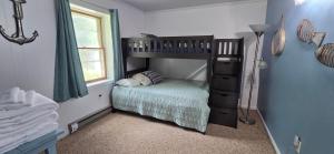 Ένα ή περισσότερα κρεβάτια σε δωμάτιο στο Bourbon Sunsets- 3-bedroom Dog-friendly home with Hot Tub and Gorgeous Views!