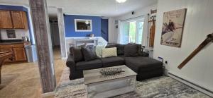 Χώρος καθιστικού στο Bourbon Sunsets- 3-bedroom Dog-friendly home with Hot Tub and Gorgeous Views!