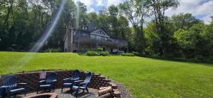 Κήπος έξω από το Bourbon Sunsets- 3-bedroom Dog-friendly home with Hot Tub and Gorgeous Views!