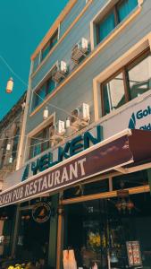 Un edificio con un cartel de restaurante. en Golden Sail Hotel Old City, en Estambul