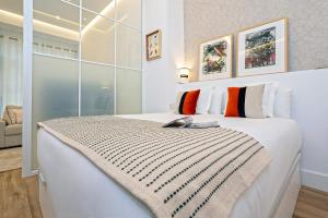 1 dormitorio blanco con 1 cama grande en una habitación en Genteel Home Castilla IV, en Sevilla