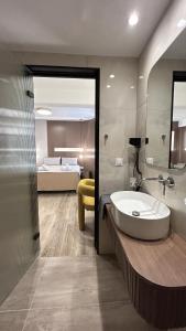 ロードス・タウンにあるMorfeas City Hotelのバスルーム(シンク付)、ベッド1台が備わります。 +35枚の写真