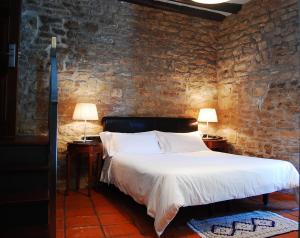Cama o camas de una habitación en Hotel Rural Nobles de Navarra