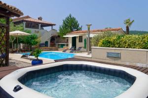 Bazén v ubytování Holiday House Zatka by Rent Istria nebo v jeho okolí