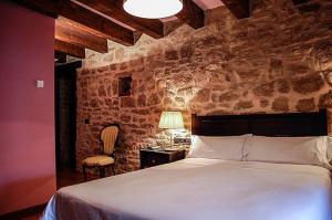 Postel nebo postele na pokoji v ubytování Hotel Rural Nobles de Navarra