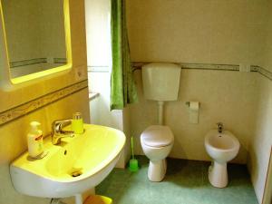 Koupelna v ubytování Holiday home in Canossa with Swimming Pool, Garden, Barbecue