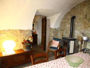 Posezení v ubytování Holiday home in Canossa with Swimming Pool, Garden, Barbecue
