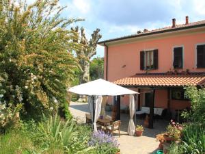 Zahrada ubytování Holiday home in Canossa with Swimming Pool, Garden, Barbecue
