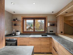 Kuchyňa alebo kuchynka v ubytovaní Duplex lumineux à Megève, proche télécabine du Jaillet, 2 chambres en suite, parking, casier à ski - FR-1-569-77