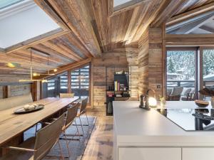 Kuchyňa alebo kuchynka v ubytovaní Duplex avec espace détente, piscine et 4 chambres à Megève - FR-1-569-66