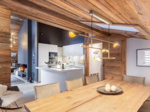 Kuchyňa alebo kuchynka v ubytovaní Duplex avec espace détente, piscine et 4 chambres à Megève - FR-1-569-66