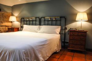 Cama o camas de una habitación en Hotel Rural Nobles de Navarra