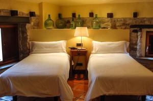 Cama o camas de una habitación en Hotel Rural Nobles de Navarra