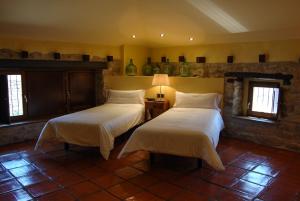 Cama o camas de una habitación en Hotel Rural Nobles de Navarra