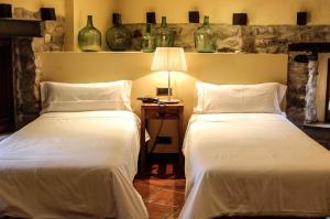 Cama o camas de una habitación en Hotel Rural Nobles de Navarra