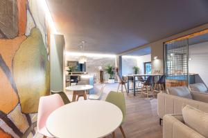 Elba Vibe Smart Hotel的休息区