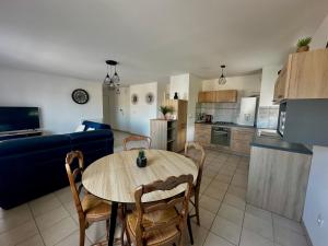 Kuchyňa alebo kuchynka v ubytovaní Appartement spacieux avec balcon - à 50m de la plage