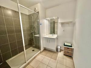 Kúpeľňa v ubytovaní Appartement spacieux avec balcon - à 50m de la plage