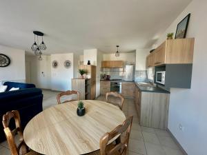 Kuchyňa alebo kuchynka v ubytovaní Appartement spacieux avec balcon - à 50m de la plage