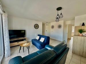 Televízia a/alebo spoločenská miestnosť v ubytovaní Appartement spacieux avec balcon - à 50m de la plage