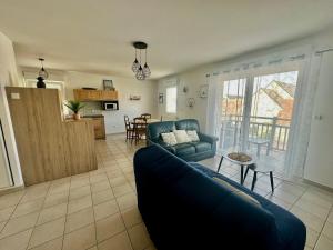 Kuchyňa alebo kuchynka v ubytovaní Appartement spacieux avec balcon - à 50m de la plage
