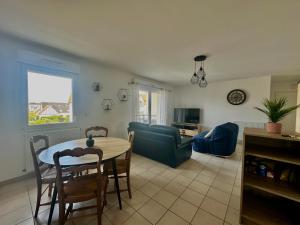 Posedenie v ubytovaní Appartement spacieux avec balcon - à 50m de la plage
