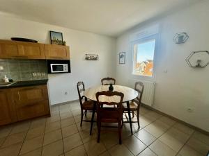Kuchyňa alebo kuchynka v ubytovaní Appartement spacieux avec balcon - à 50m de la plage