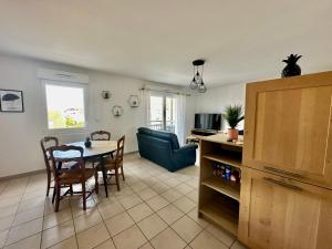 Televízia a/alebo spoločenská miestnosť v ubytovaní Appartement spacieux avec balcon - à 50m de la plage
