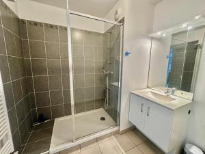 Kúpeľňa v ubytovaní Appartement spacieux avec balcon - à 50m de la plage + 24 fotografií
