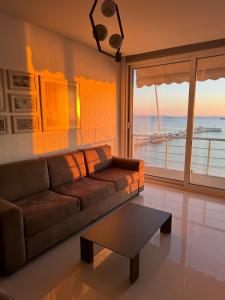 Χώρος καθιστικού στο Seaside Serenity +14 φωτογραφίες