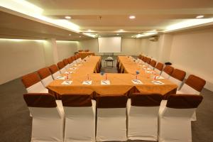 A área empresarial e/ ou a sala de conferências de The Theme, Jaipur