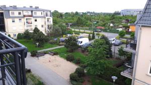 ソポトにあるSopot Apartamentのバルコニーから公園の景色を望めます。