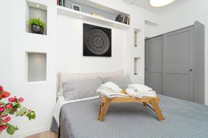 1 dormitorio con 1 cama y 2 toallas en una mesa en Enjoy Home, en Génova