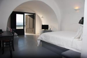 Postel nebo postele na pokoji v ubytování Grand Ambassador Santorini Hotel