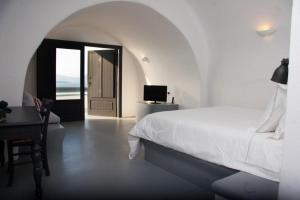 Postel nebo postele na pokoji v ubytování Grand Ambassador Santorini Hotel