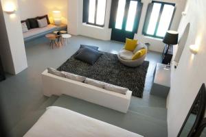 Ofrece vistas a una sala de estar con sofá y mesa. en Grand Ambassador Santorini Hotel, en Akrotiri